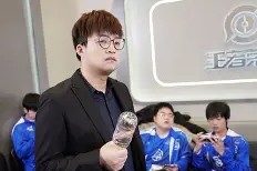 南宫娱乐-风云突变！里昂今晚临场应变，社区盾版图或重绘，质疑声四起，身体对抗强度拉满的简单介绍